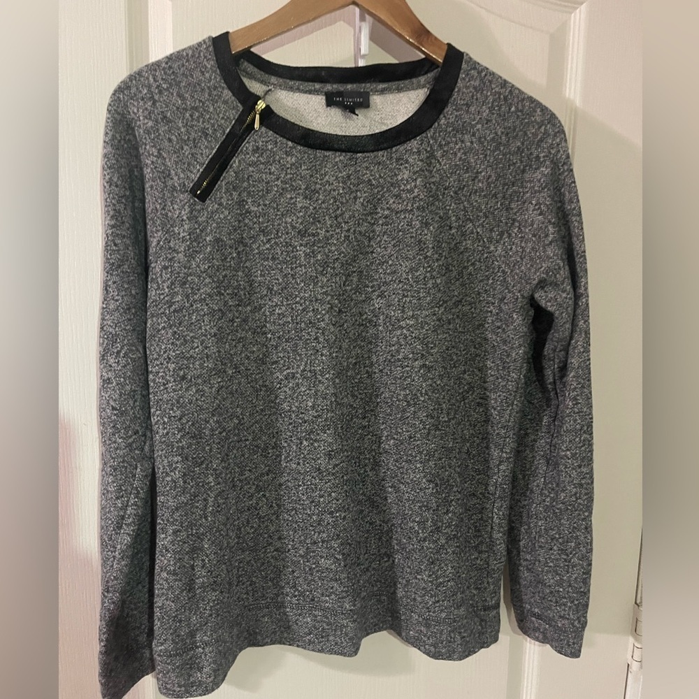 The Limited Gray Crew Neck‎ Sweater